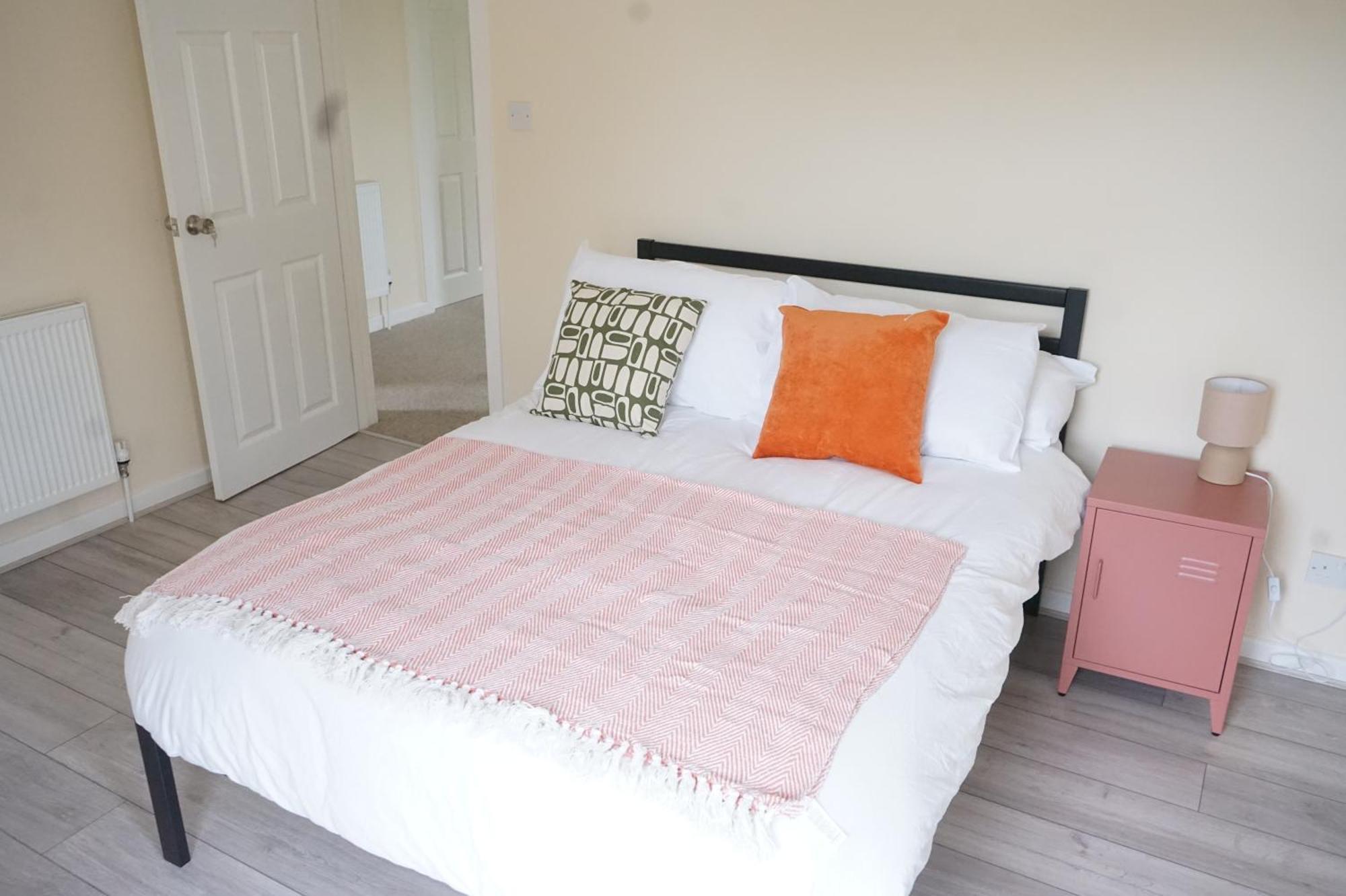 An Elite Executive - 5-bedroom Business & Parking