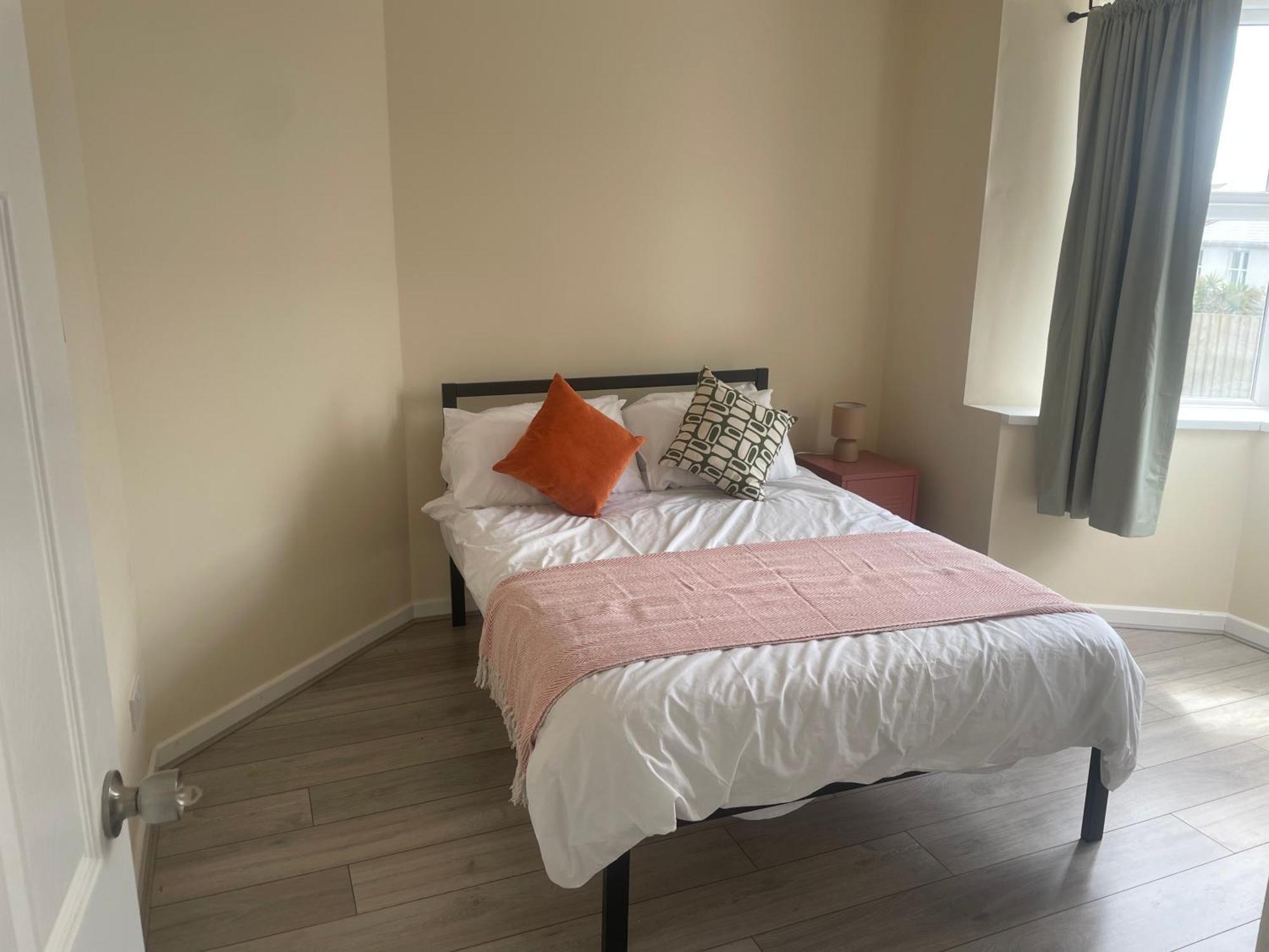 An Elite Executive - 5-bedroom Business & Parking Holiday home Swansea