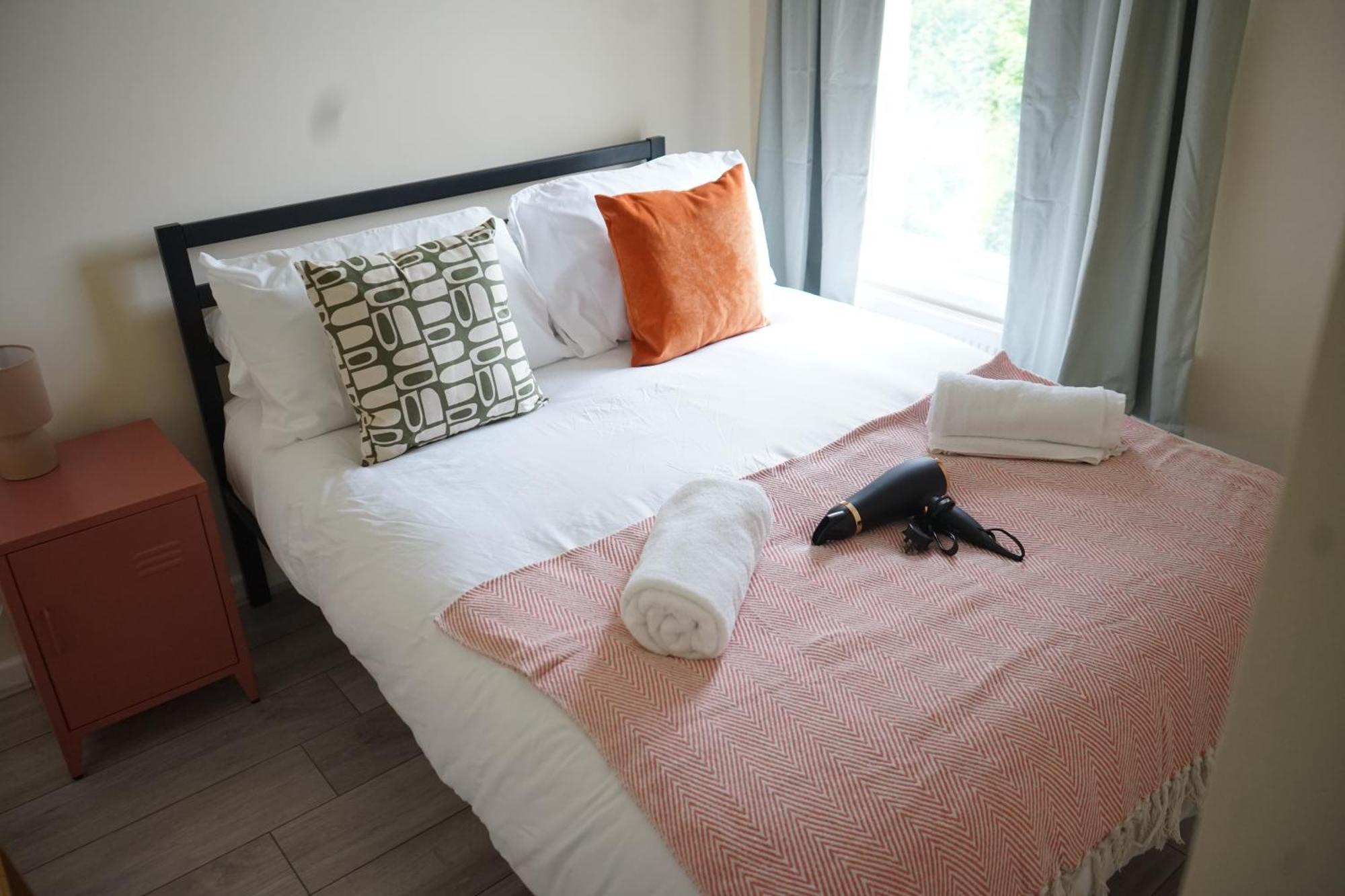 An Elite Executive - 5-bedroom Business & Parking Holiday home Swansea