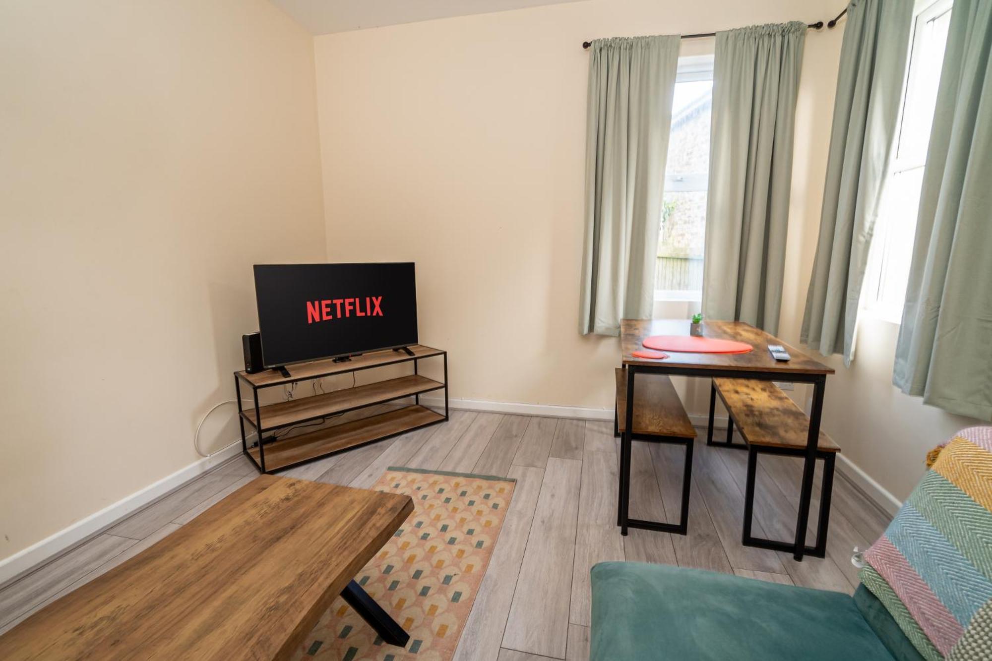 An Elite Executive - 5-bedroom Business & Parking Swansea