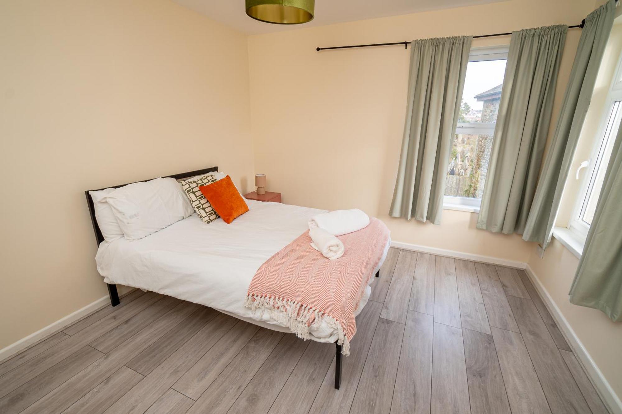 An Elite Executive - 5-bedroom Business & Parking Holiday home *