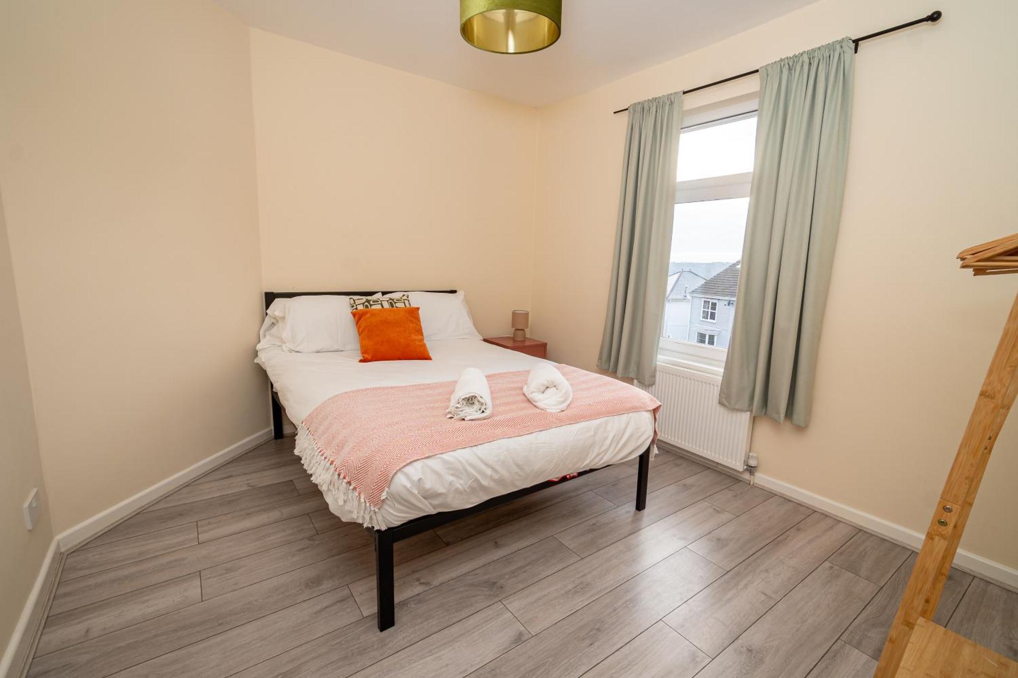An Elite Executive - 5-bedroom Business & Parking Holiday home Swansea
