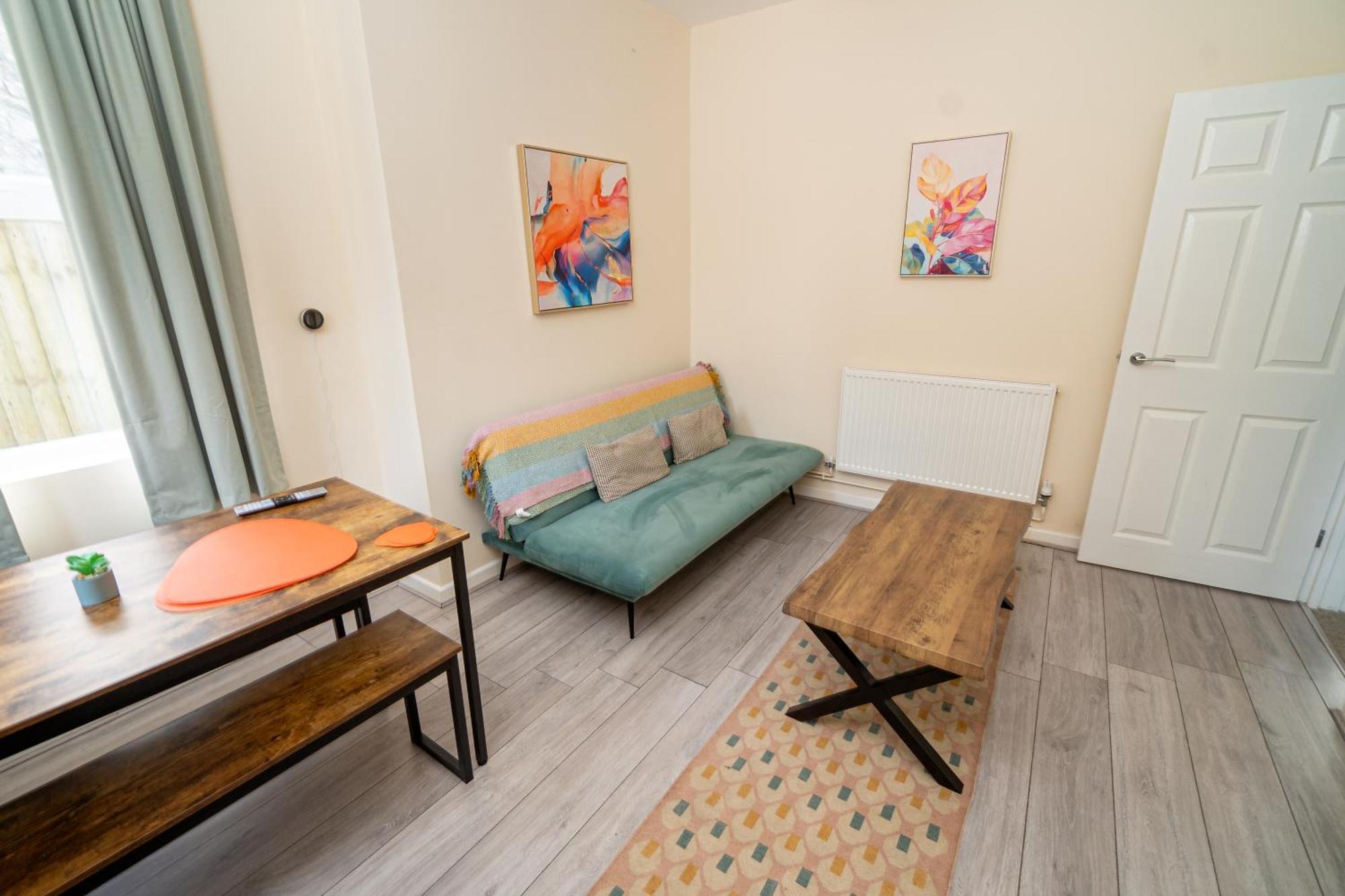 An Elite Executive - 5-bedroom Business & Parking * Swansea