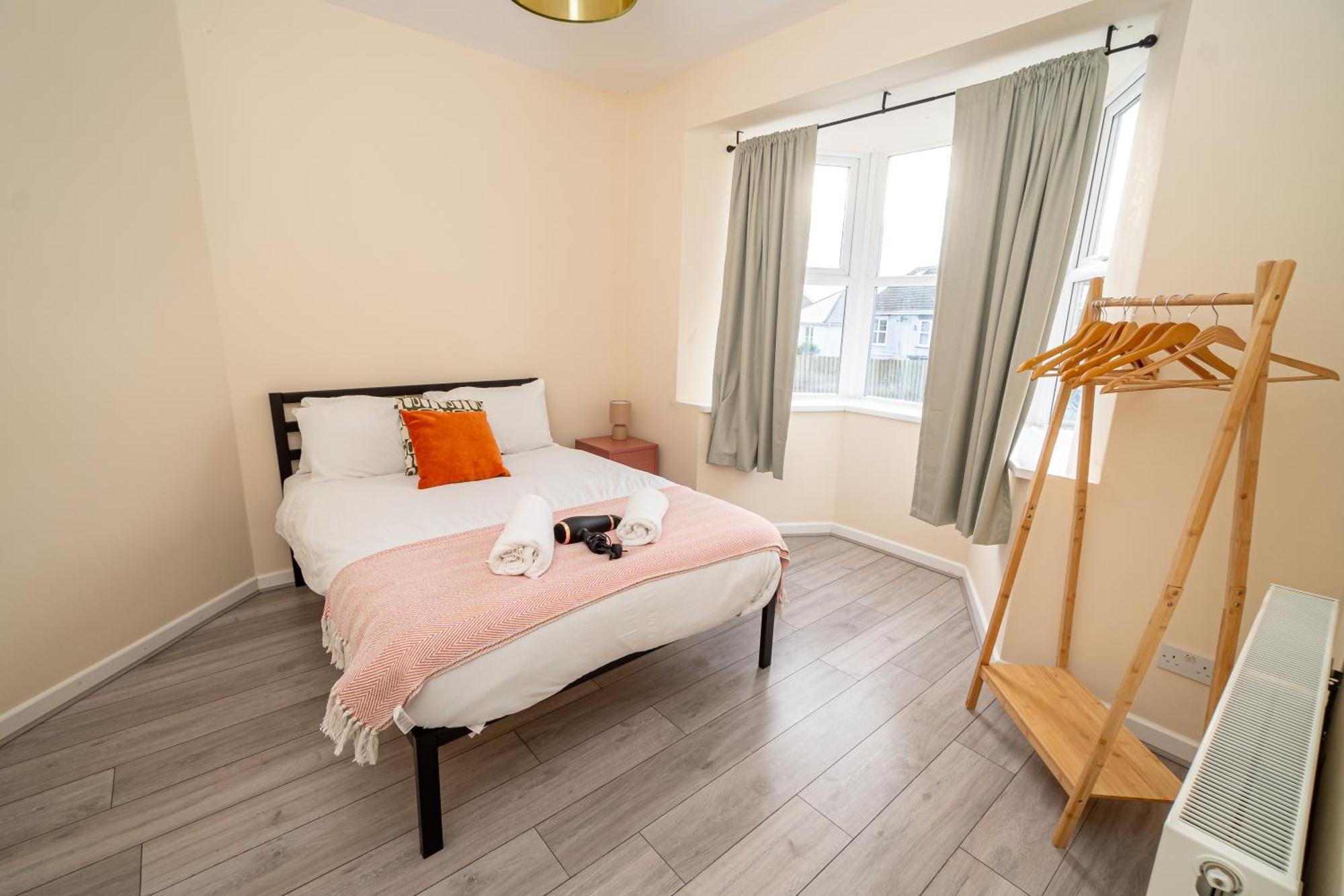 An Elite Executive - 5-bedroom Business & Parking Holiday home