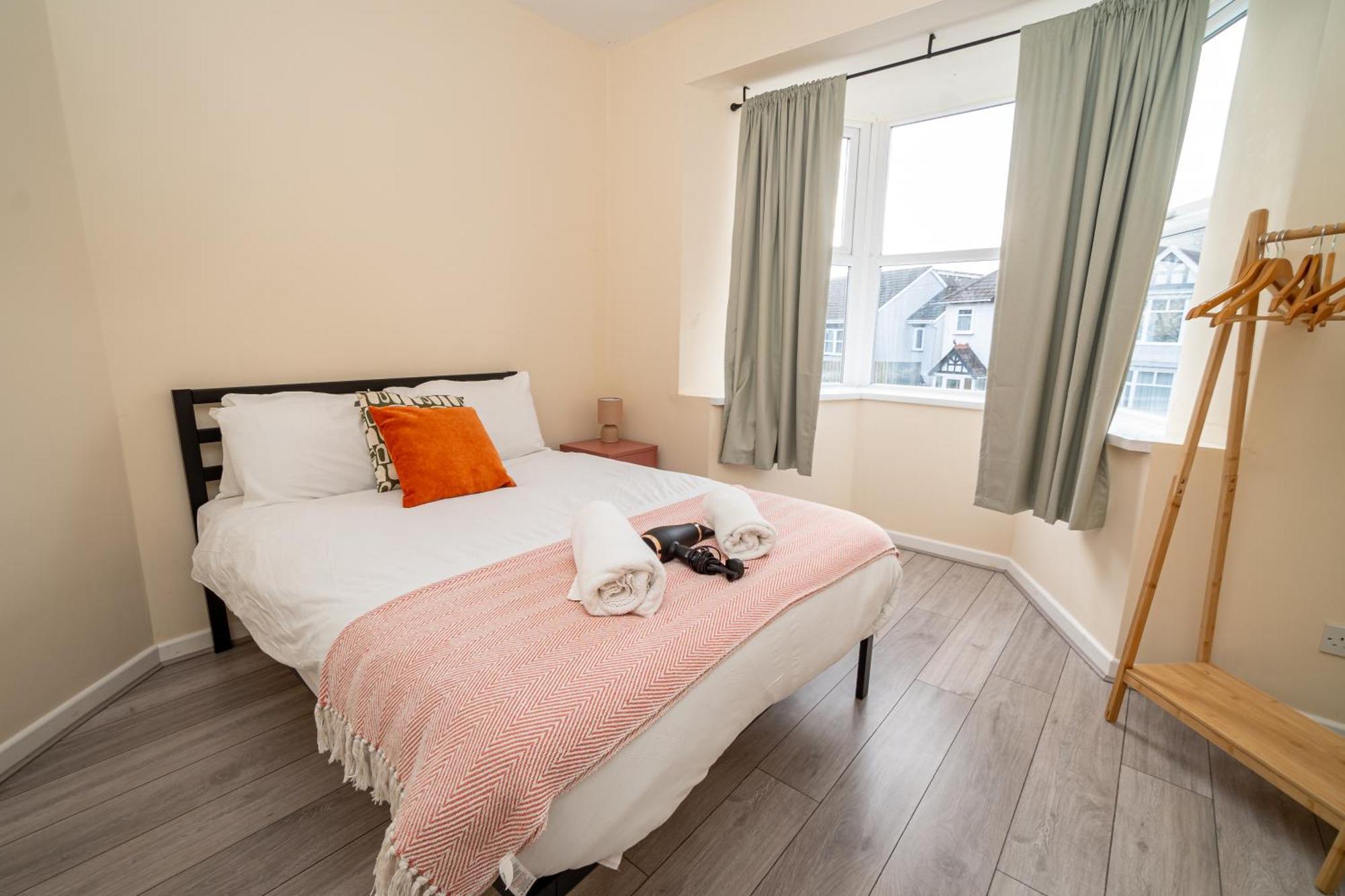 An Elite Executive - 5-bedroom Business & Parking *