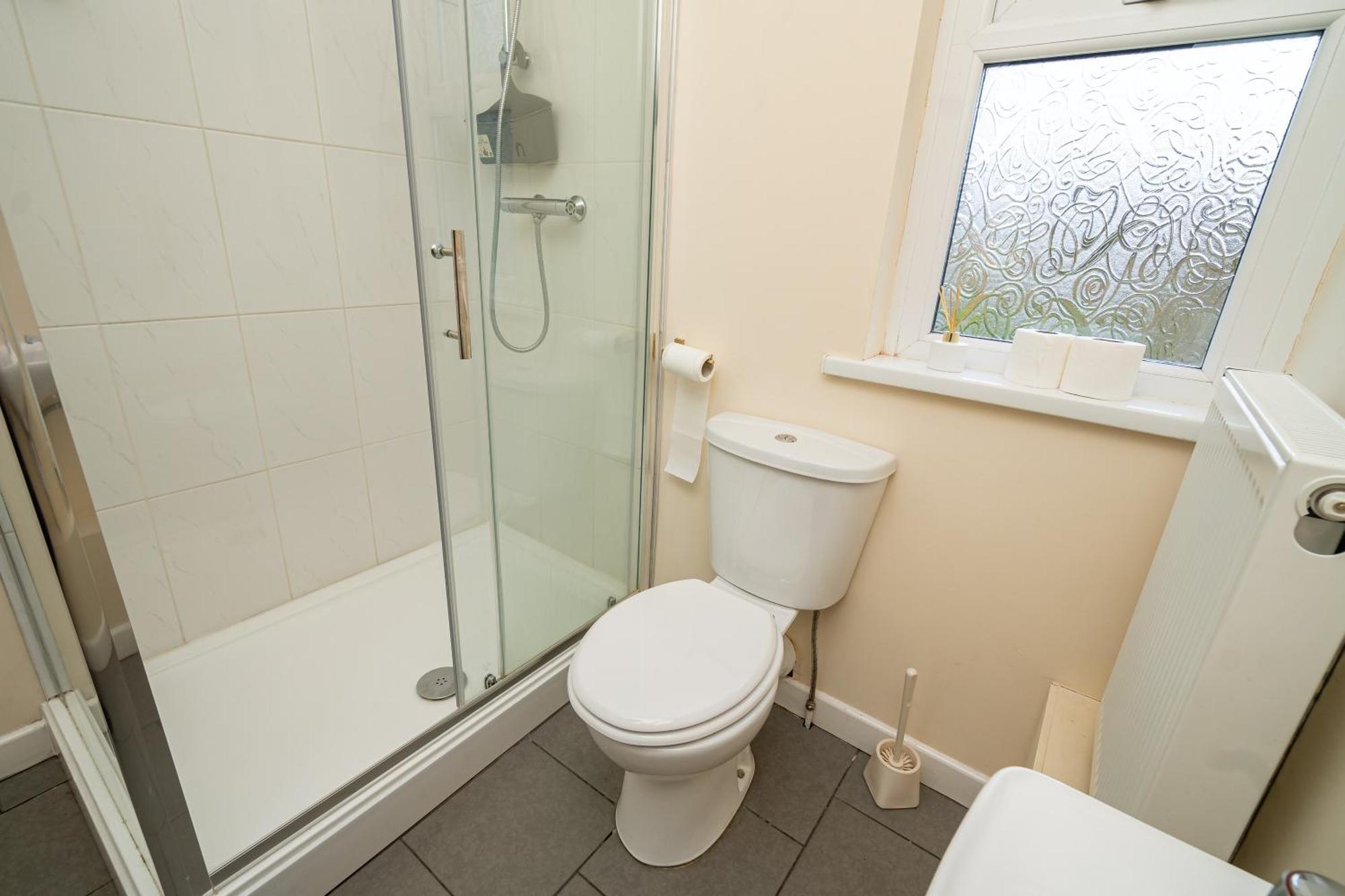 An Elite Executive - 5-bedroom Business & Parking Swansea