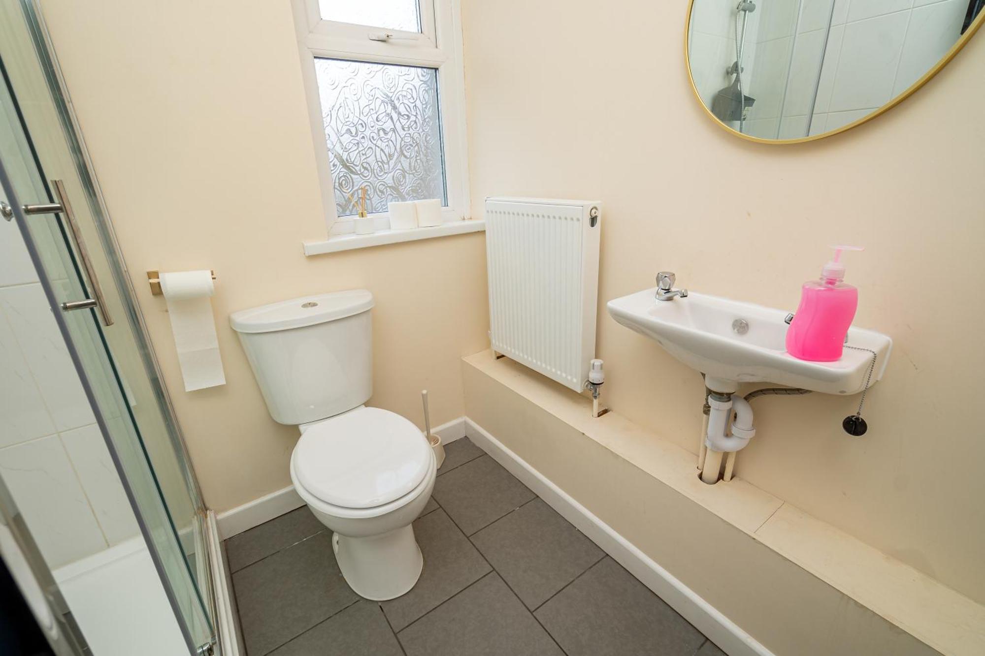 An Elite Executive - 5-bedroom Business & Parking Holiday home *